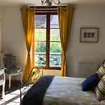 Chez Claire, Peaceful In-Town Location